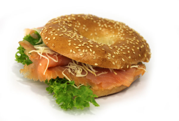 bagel s údeným lososom